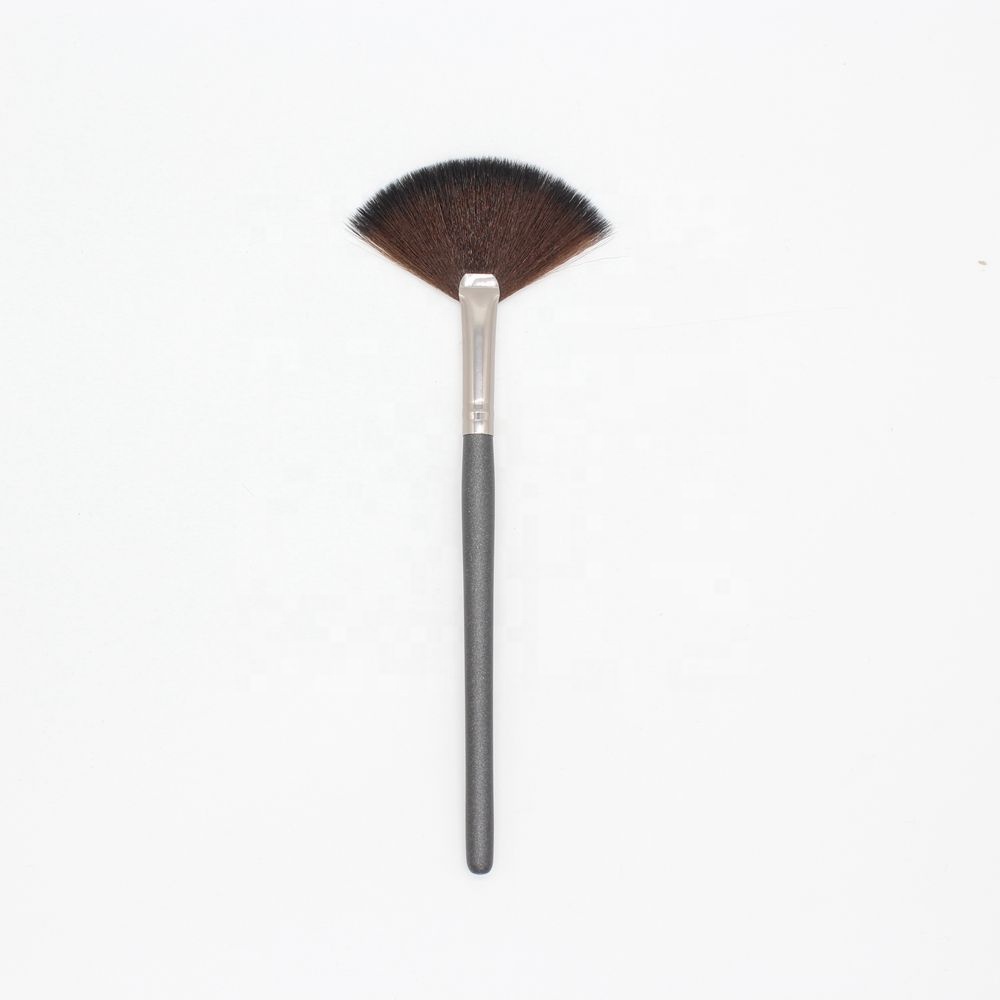 Single wooden handle nylon hair makeup fan brush